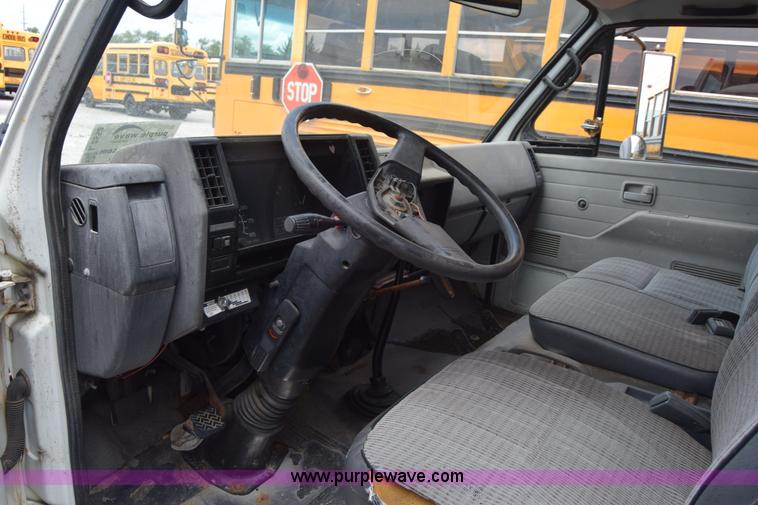 image for item L2552 1989 GMC W4 box truck