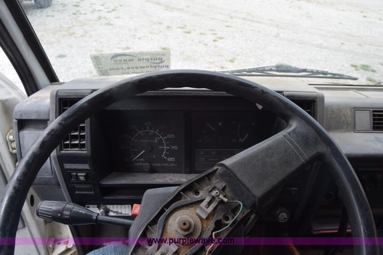 image for item L2552 1989 GMC W4 box truck