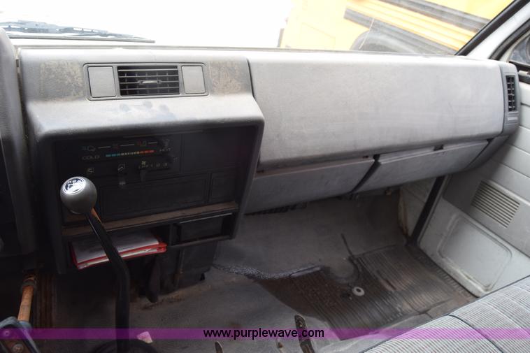 image for item L2552 1989 GMC W4 box truck