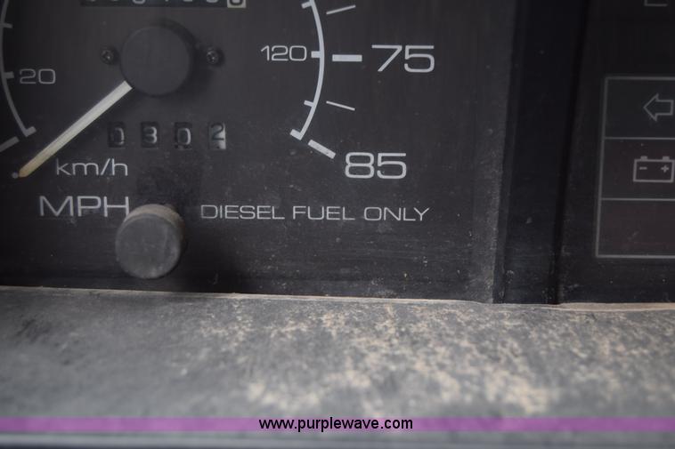 image for item L2552 1989 GMC W4 box truck