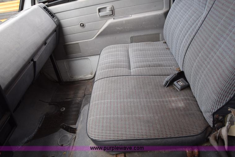 image for item L2552 1989 GMC W4 box truck