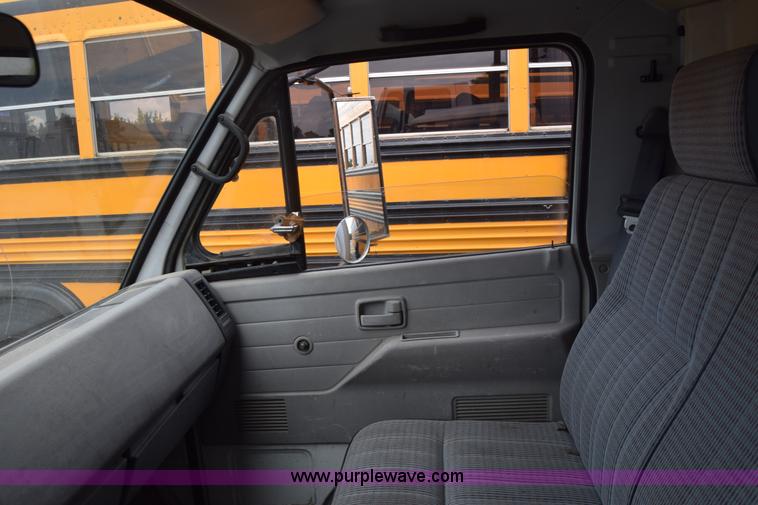 image for item L2552 1989 GMC W4 box truck