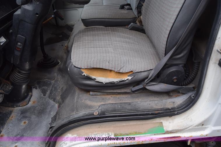 image for item L2552 1989 GMC W4 box truck