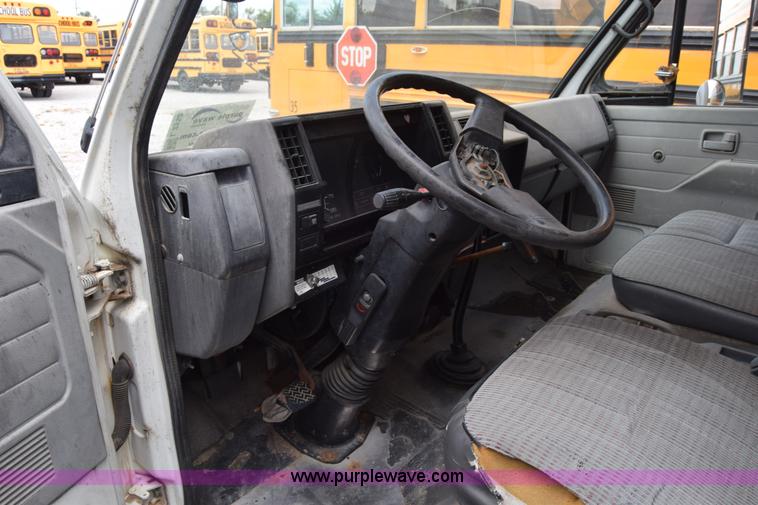 image for item L2552 1989 GMC W4 box truck