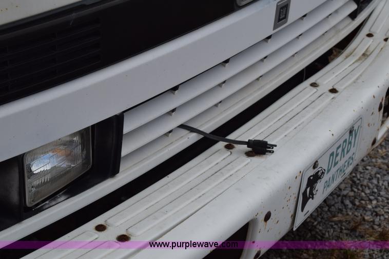 image for item L2552 1989 GMC W4 box truck