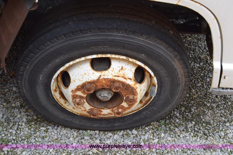 image for item L2552 1989 GMC W4 box truck