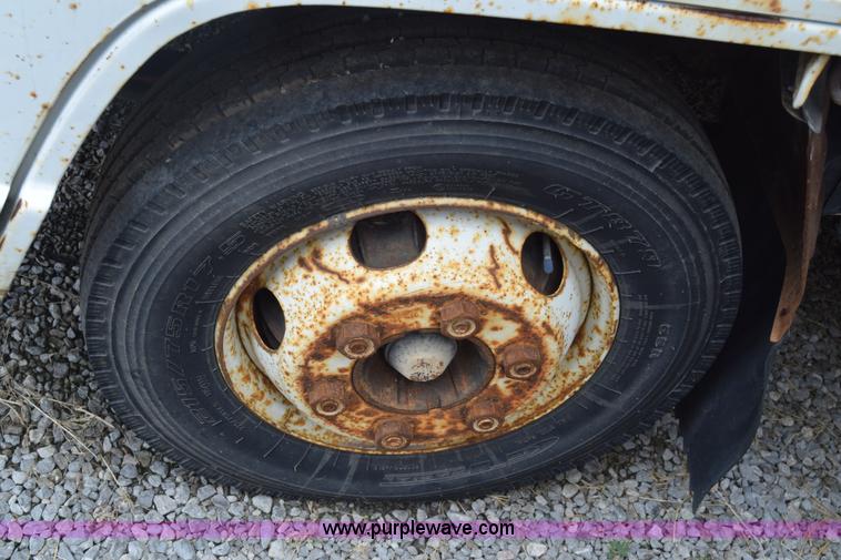 image for item L2552 1989 GMC W4 box truck