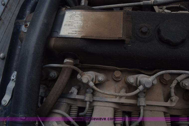 image for item L2552 1989 GMC W4 box truck