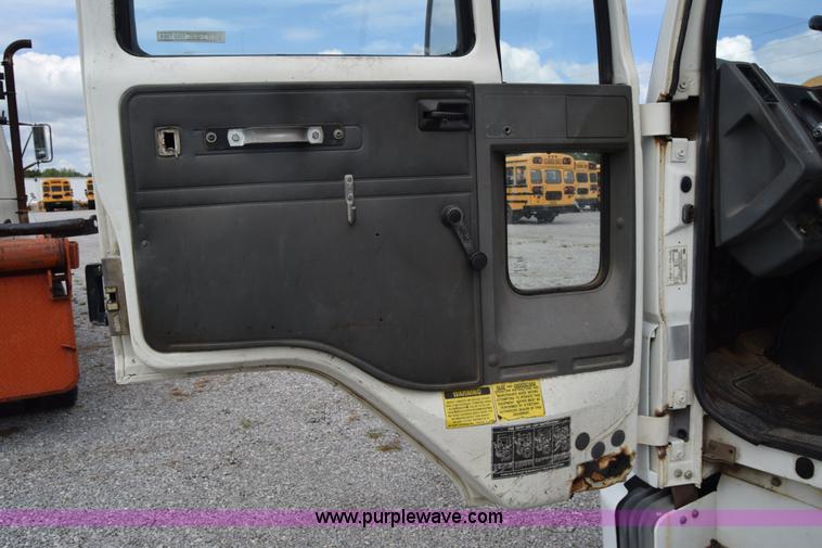 image for item L2553 1988 Ford 7000 box truck