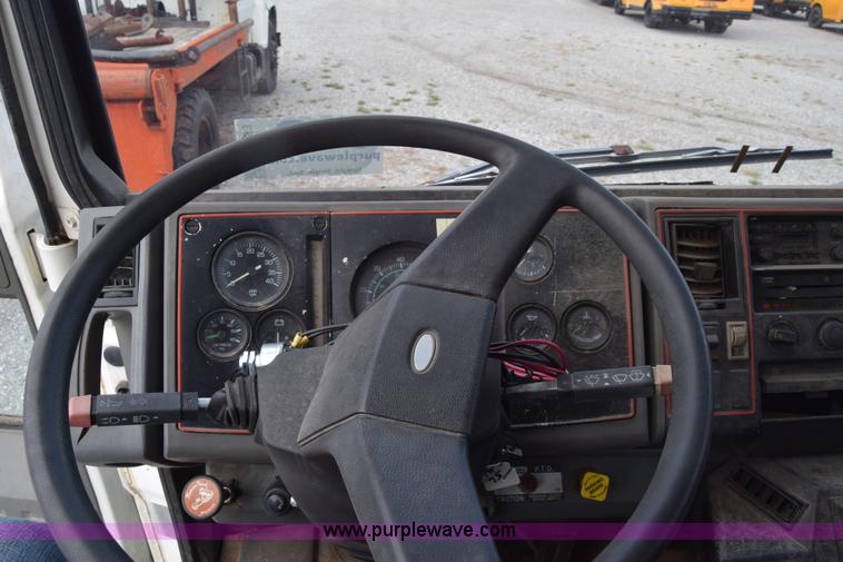 image for item L2553 1988 Ford 7000 box truck