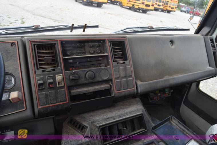 image for item L2553 1988 Ford 7000 box truck