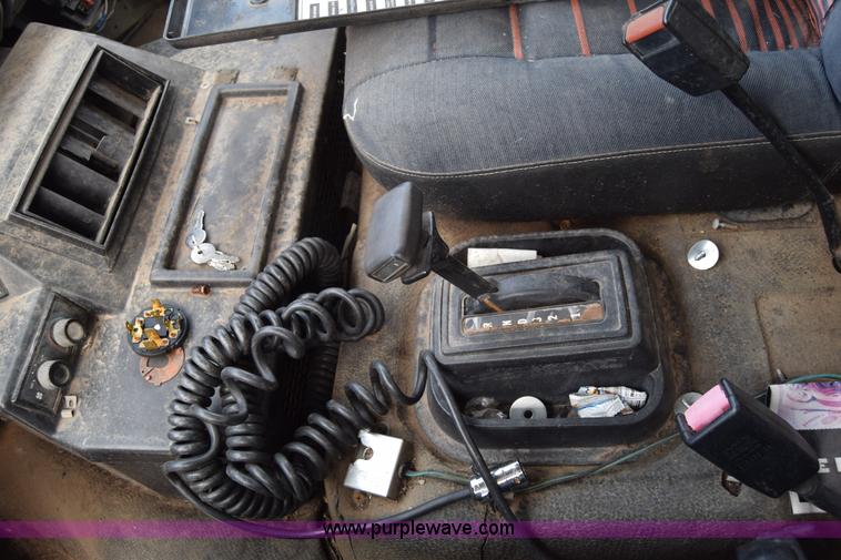 image for item L2553 1988 Ford 7000 box truck