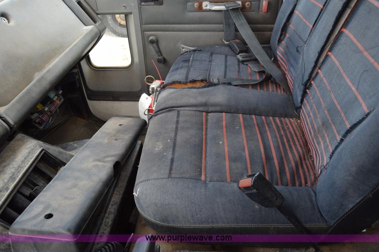 image for item L2553 1988 Ford 7000 box truck