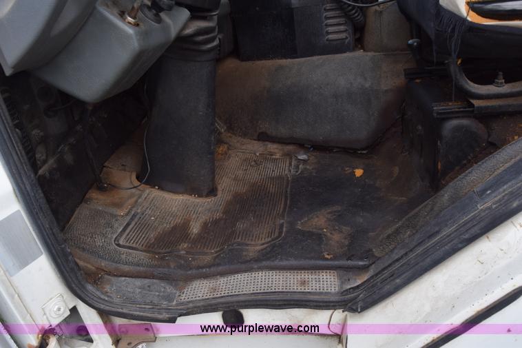 image for item L2553 1988 Ford 7000 box truck