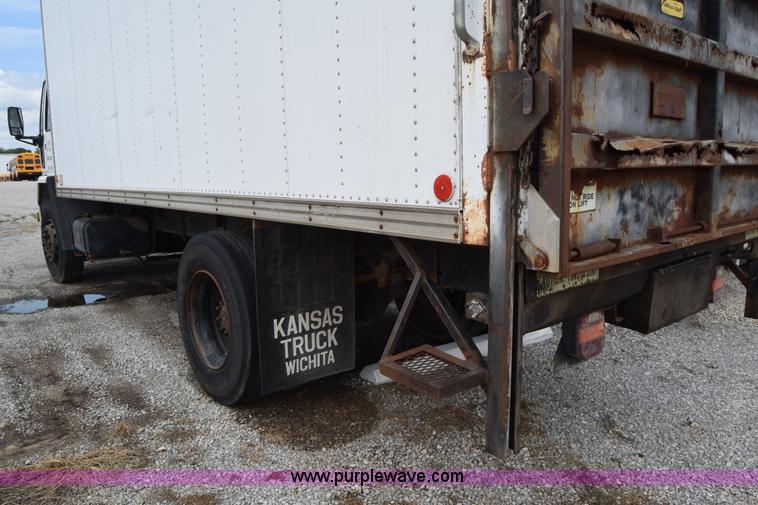 image for item L2553 1988 Ford 7000 box truck