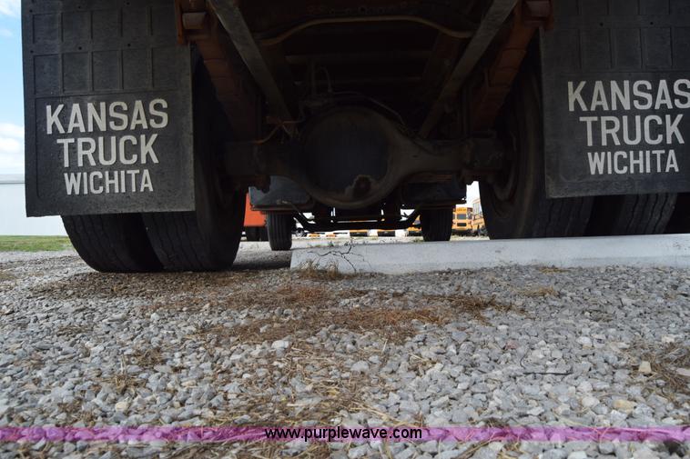 image for item L2553 1988 Ford 7000 box truck