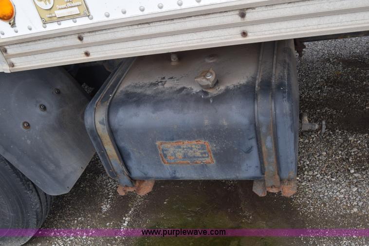 image for item L2553 1988 Ford 7000 box truck