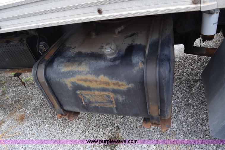 image for item L2553 1988 Ford 7000 box truck