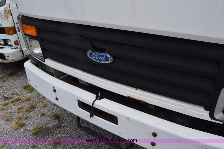 image for item L2553 1988 Ford 7000 box truck