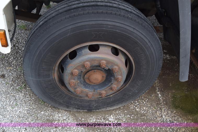 image for item L2553 1988 Ford 7000 box truck