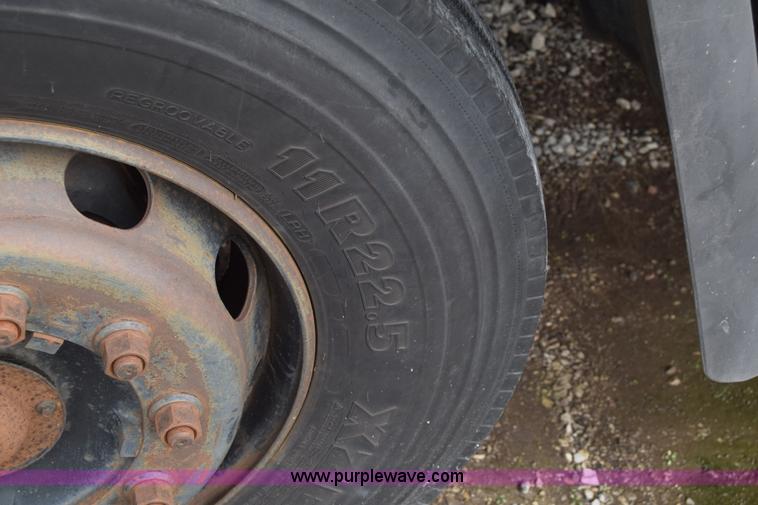 image for item L2553 1988 Ford 7000 box truck