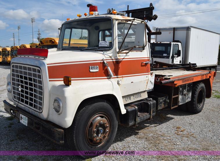 image for item L2554 1978 Ford 7000 flatbed truck