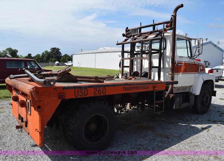 image for item L2554 1978 Ford 7000 flatbed truck