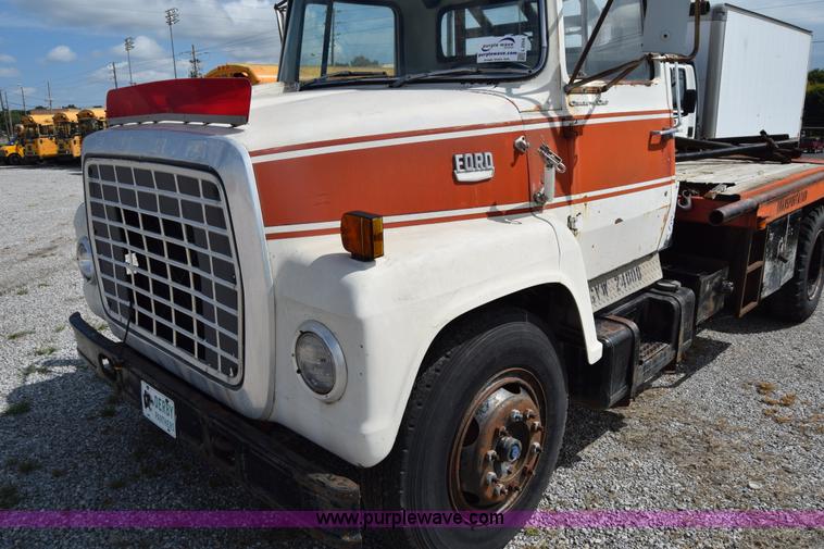 image for item L2554 1978 Ford 7000 flatbed truck