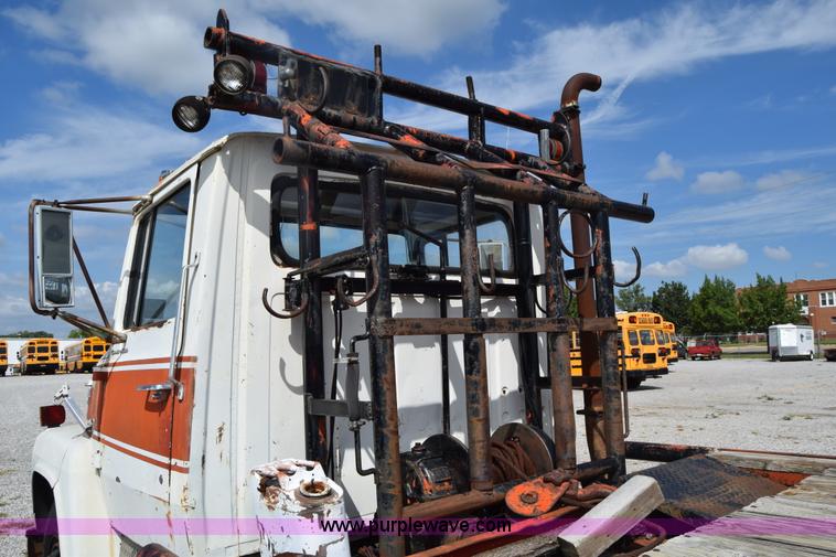 image for item L2554 1978 Ford 7000 flatbed truck