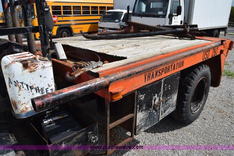 image for item L2554 1978 Ford 7000 flatbed truck