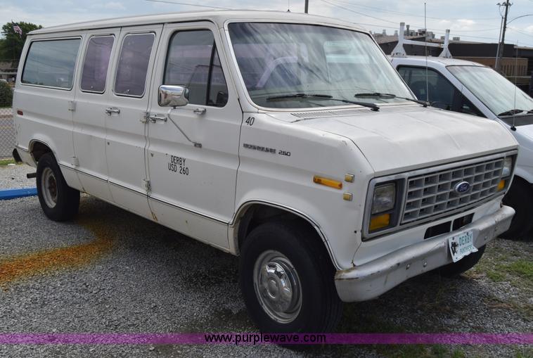 image for item L2555 1988 Ford Econoline E250 van