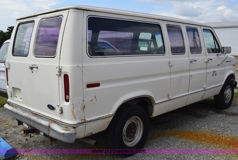 image for item L2555 1988 Ford Econoline E250 van
