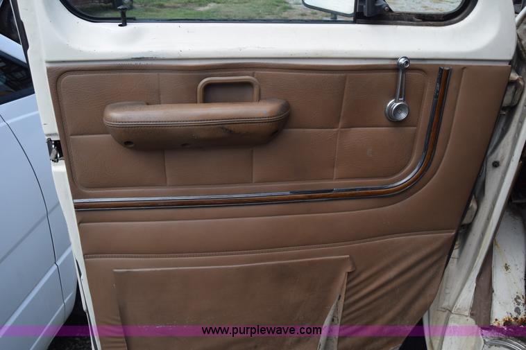 image for item L2555 1988 Ford Econoline E250 van
