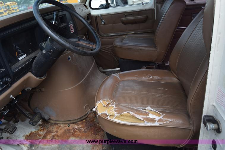 image for item L2555 1988 Ford Econoline E250 van