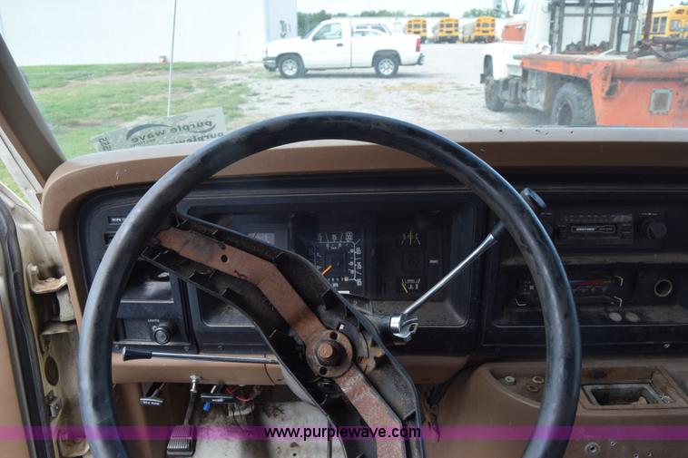 image for item L2555 1988 Ford Econoline E250 van