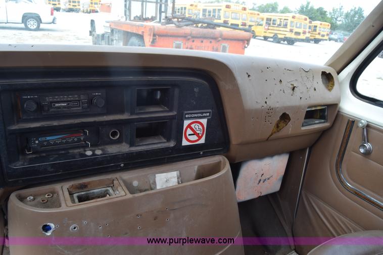 image for item L2555 1988 Ford Econoline E250 van