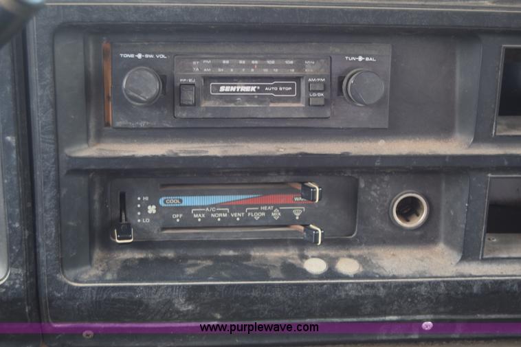 image for item L2555 1988 Ford Econoline E250 van