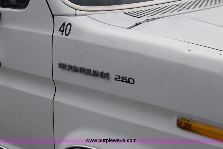 image for item L2555 1988 Ford Econoline E250 van