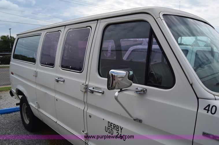 image for item L2555 1988 Ford Econoline E250 van