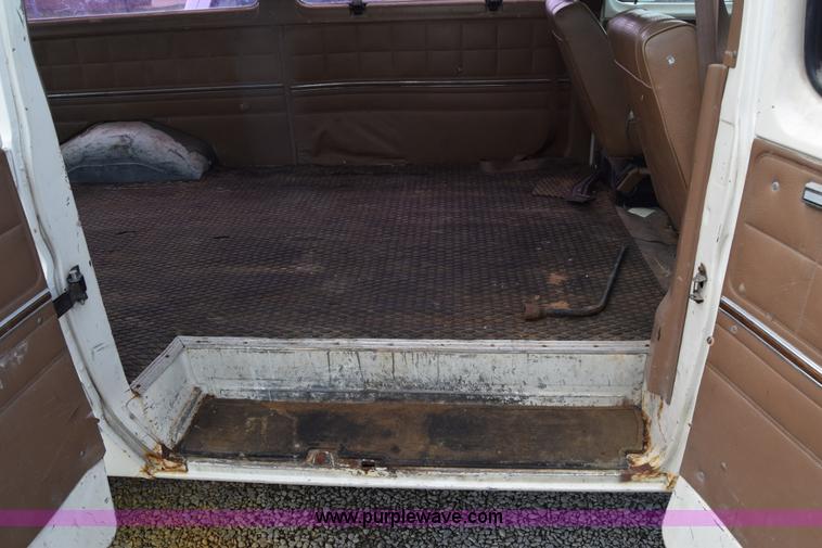 image for item L2555 1988 Ford Econoline E250 van