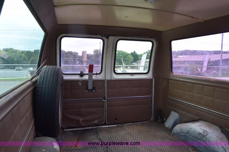 image for item L2555 1988 Ford Econoline E250 van