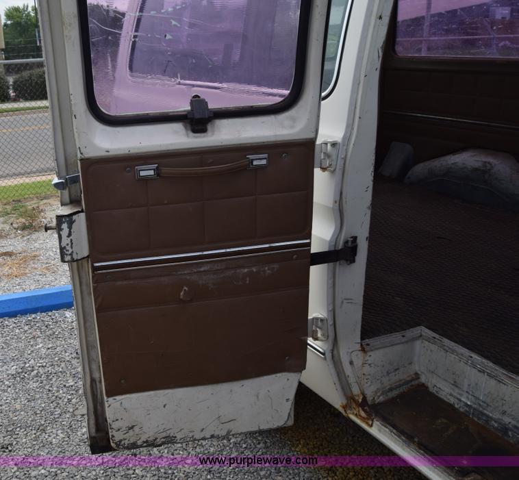 image for item L2555 1988 Ford Econoline E250 van