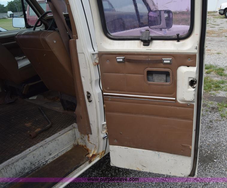 image for item L2555 1988 Ford Econoline E250 van