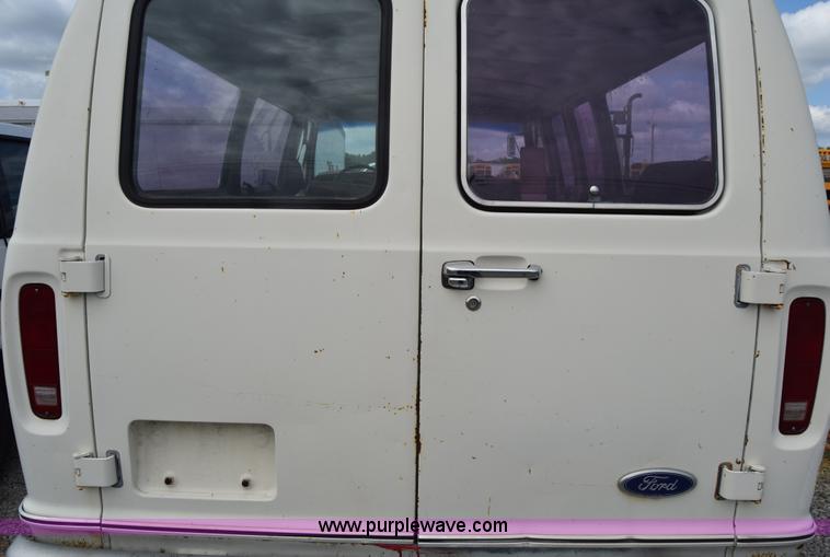 image for item L2555 1988 Ford Econoline E250 van