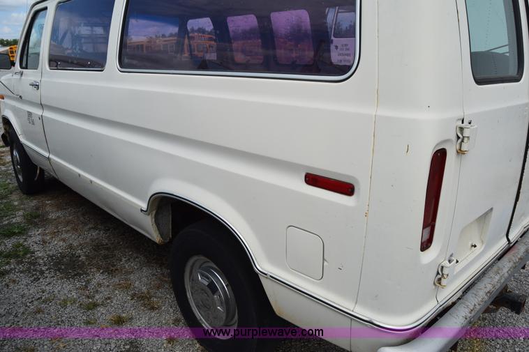image for item L2555 1988 Ford Econoline E250 van