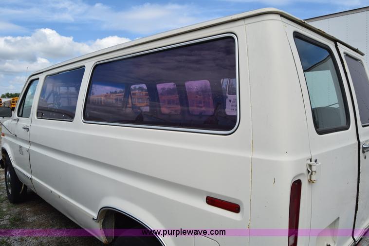 image for item L2555 1988 Ford Econoline E250 van