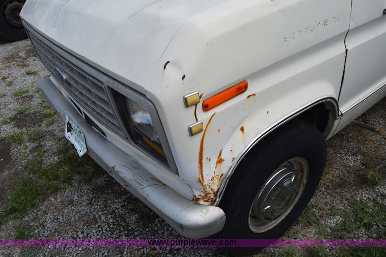 image for item L2555 1988 Ford Econoline E250 van