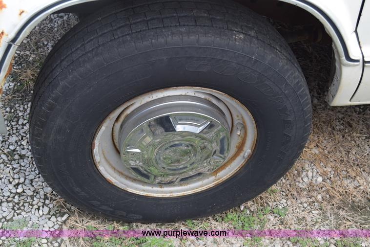 image for item L2555 1988 Ford Econoline E250 van