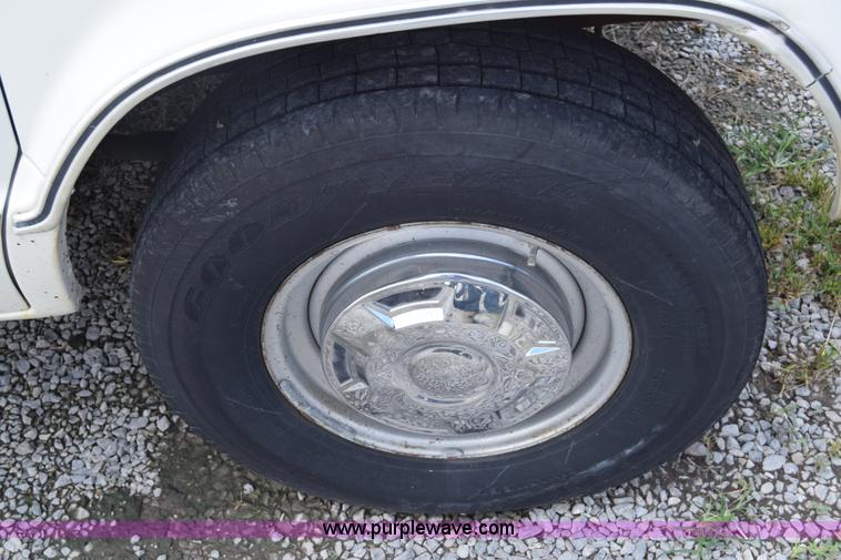 image for item L2555 1988 Ford Econoline E250 van