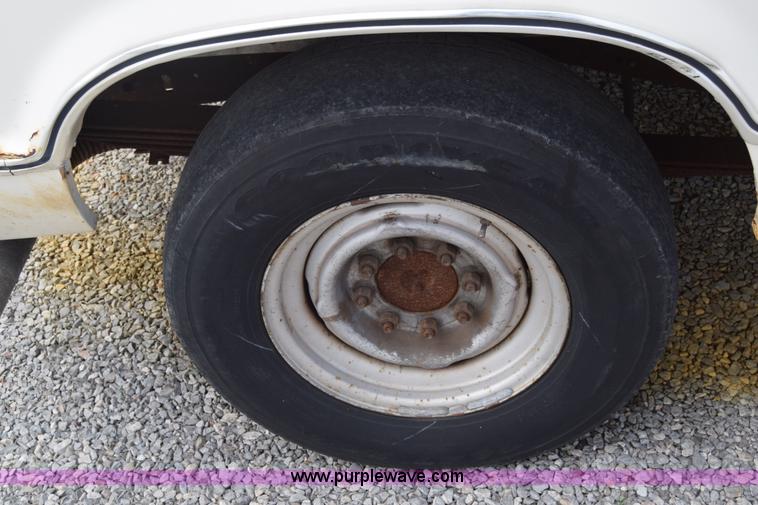image for item L2555 1988 Ford Econoline E250 van